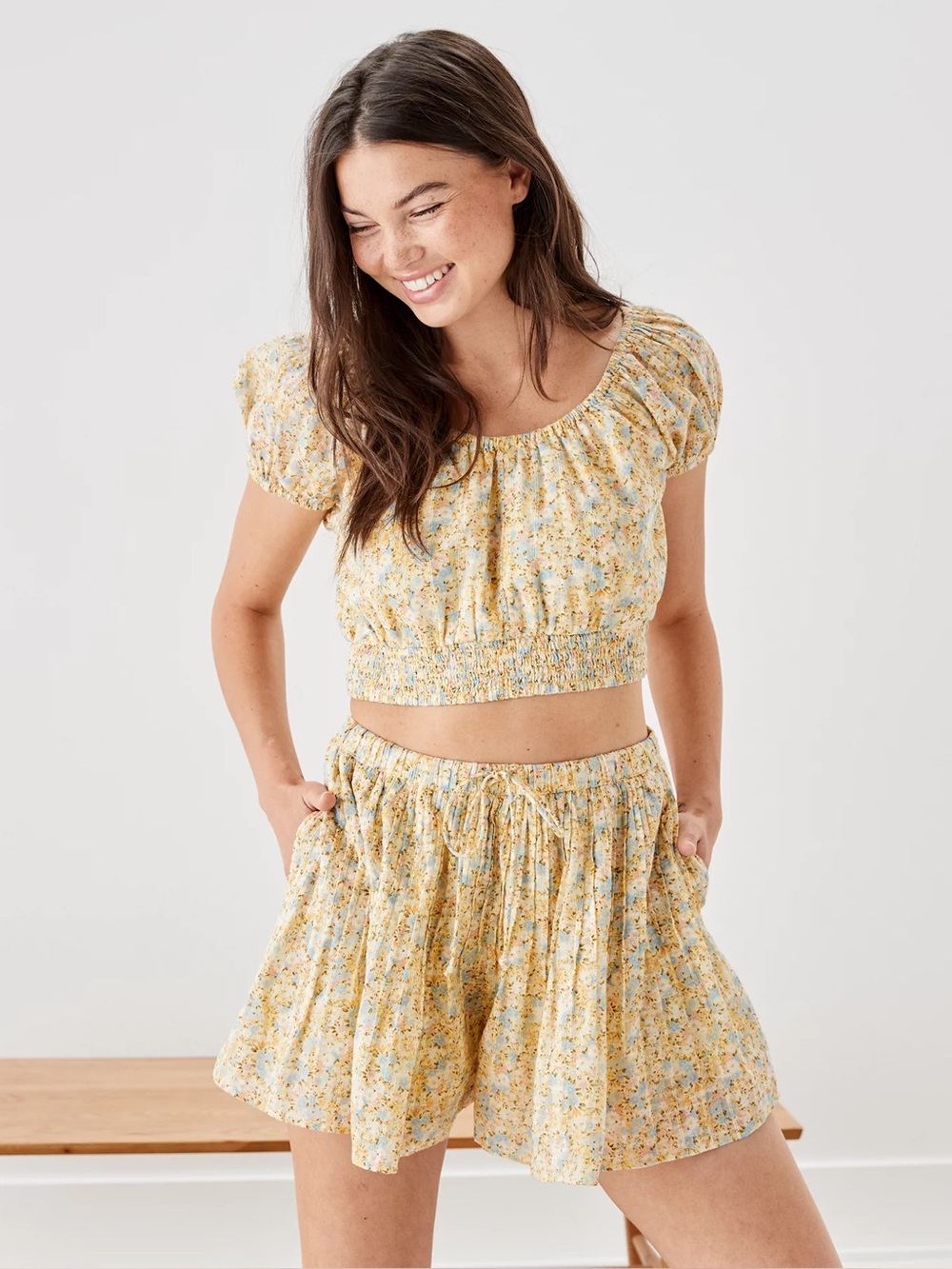American Eagle High Waisted Flowy Short  Size Small Yellow Floral Ditsy Print